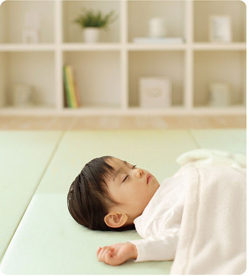 アレルバスターフロア畳の上で寢る赤ちゃん